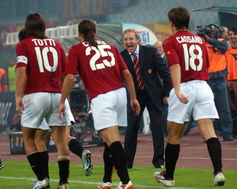 Roma, 3 ottobre 2004: Totti, Cufre, e Cassano esultano con il tecnico Luigi Delneri (Ap)